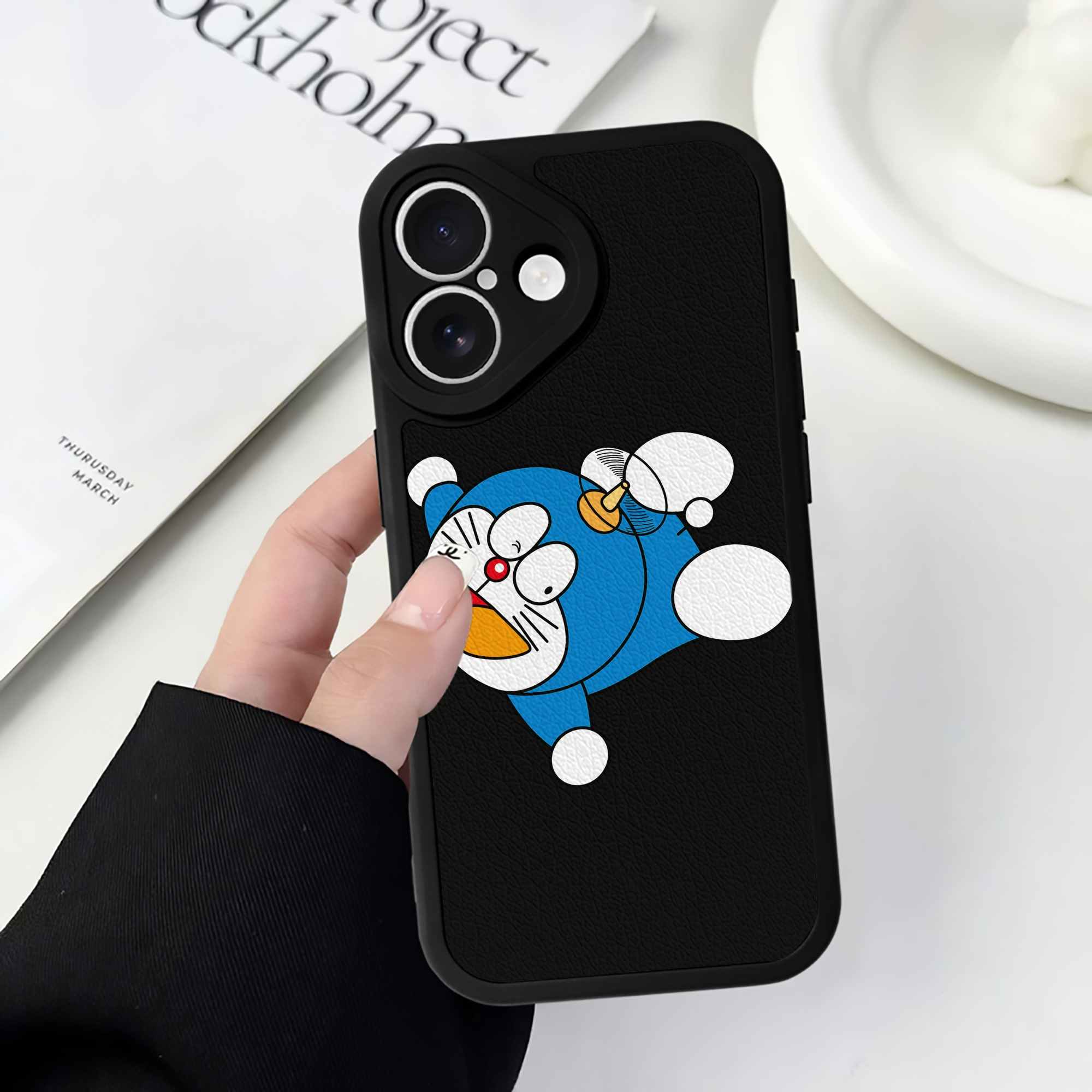 （画像用） ドラえもん Doraemon 【iPhone 16シリーズ対応】シリコンスマホケース（レザー調） 材質：シリコン